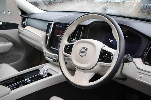 2022 Volvo XC60 2.0 B5P Inscription 5dr Geartronic