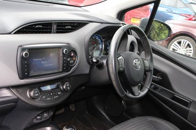 2017 Toyota Yaris 1.5 VVT-h Design E-CVT Euro 6 5dr